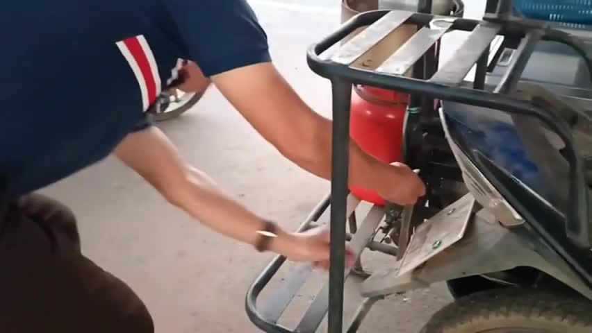 Video - Clip: Kinh hoàng rắn lao vào xe máy của người bán hàng rong