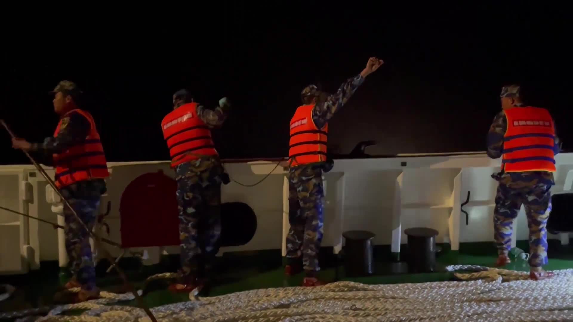 Lai kéo tàu cá tỉnh Phú Yên bị hỏng máy về đảo Song Tử Tây để sửa chữa