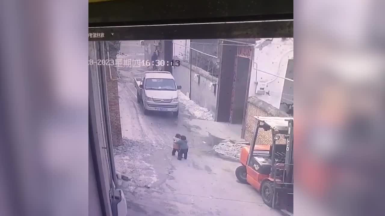 Video - Clip: Cậu bé 2 tuổi lao ra trước đầu ô tô bảo vệ bé gái