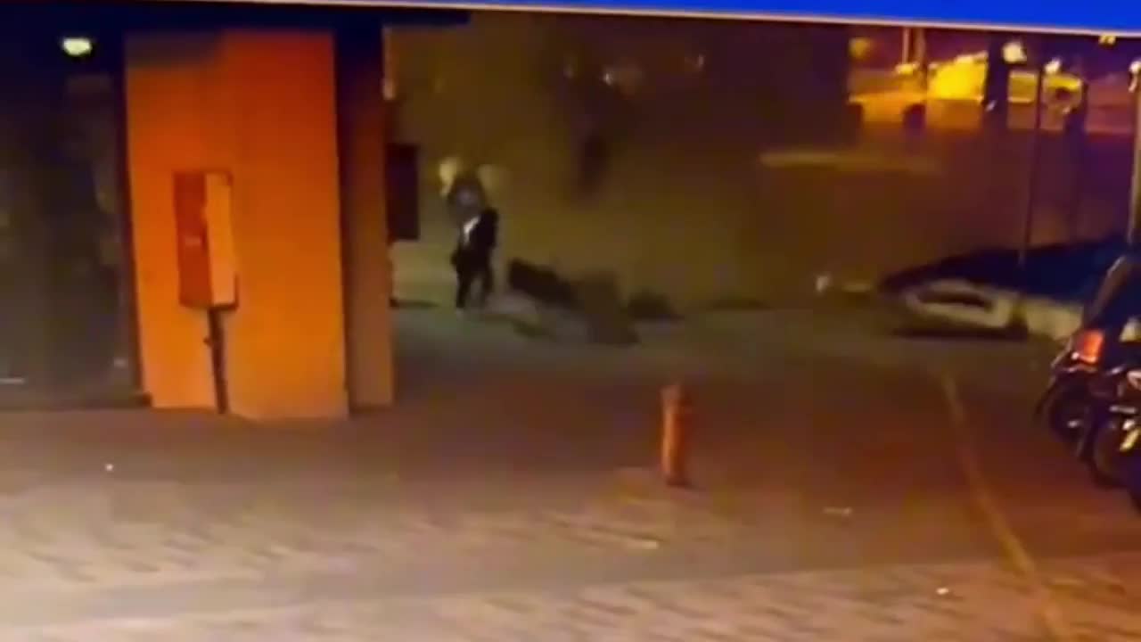 Video - Clip: Ném pháo vào miệng cống, cậu bé gây ra vụ nổ kinh hoàng