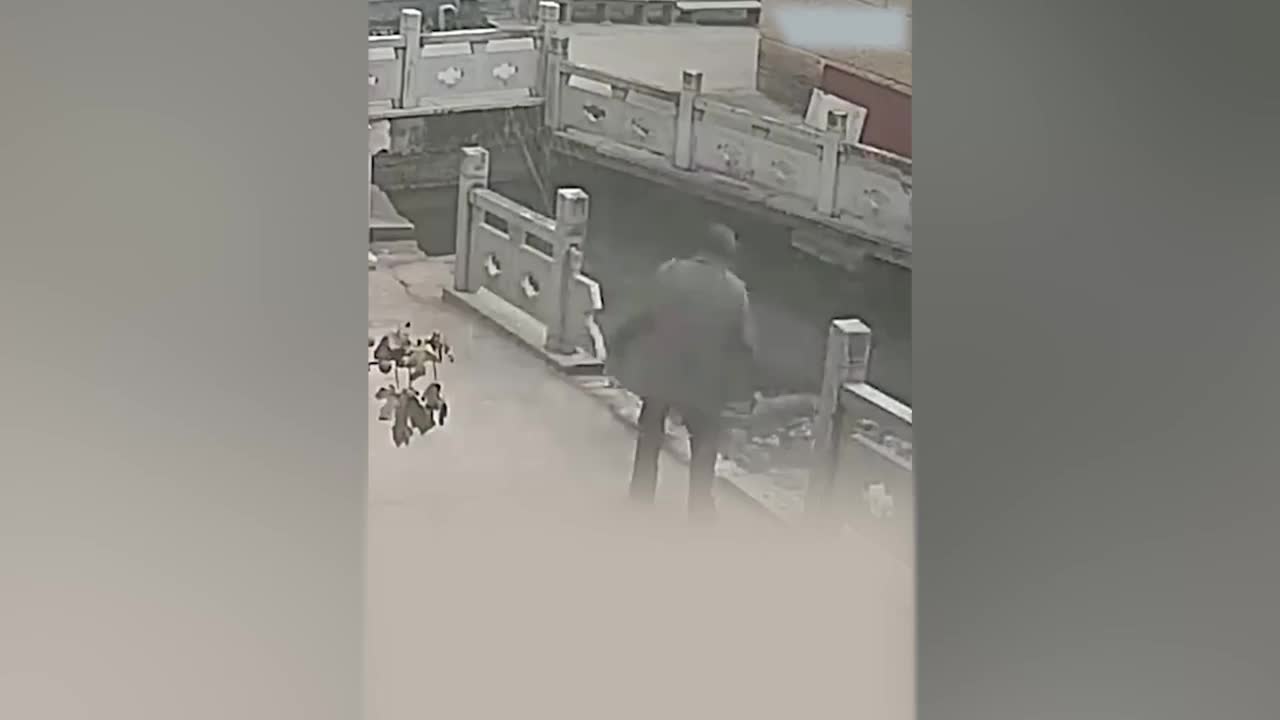 Video - Clip: Nữ tài xế bất ngờ đâm gãy hàng rào bê tông rồi lao xuống ao