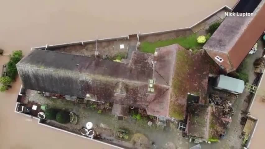 Video - Clip: Người đàn ông tự xây tường chắn lũ để bảo vệ ngôi nhà
