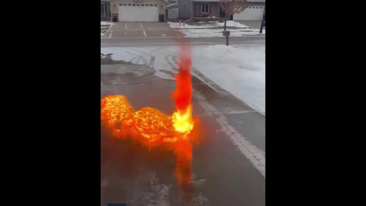 Video - Clip: Kinh ngạc lốc xoáy lửa hình thành trên mặt đường bị đóng băng