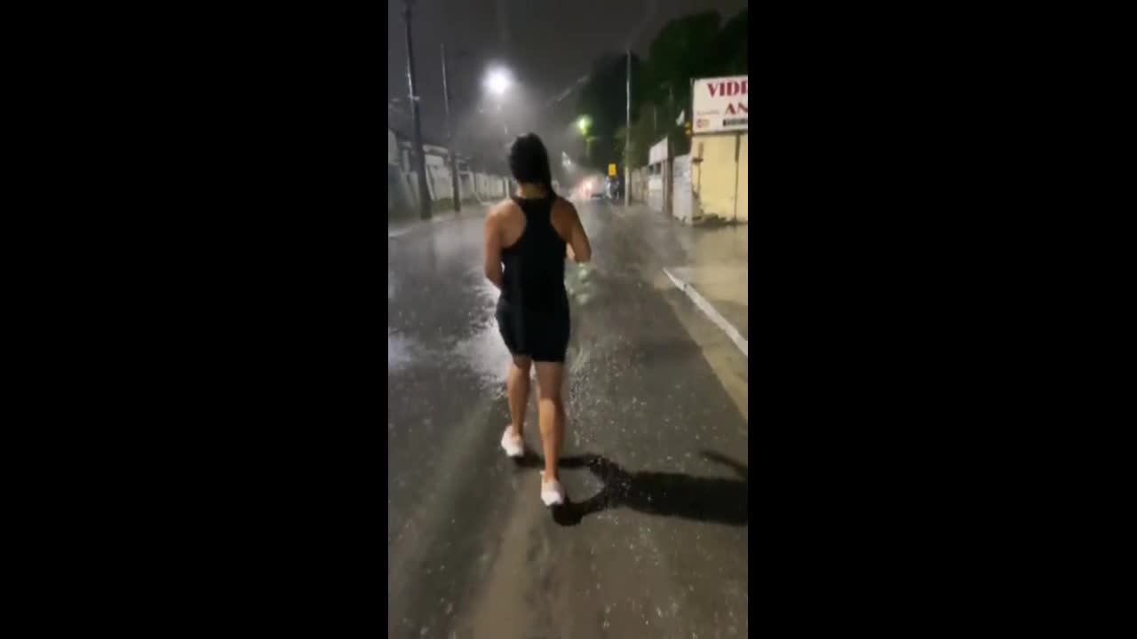 Đời sống - Chạy bộ dưới mưa hai người suýt bị sét đánh trúng