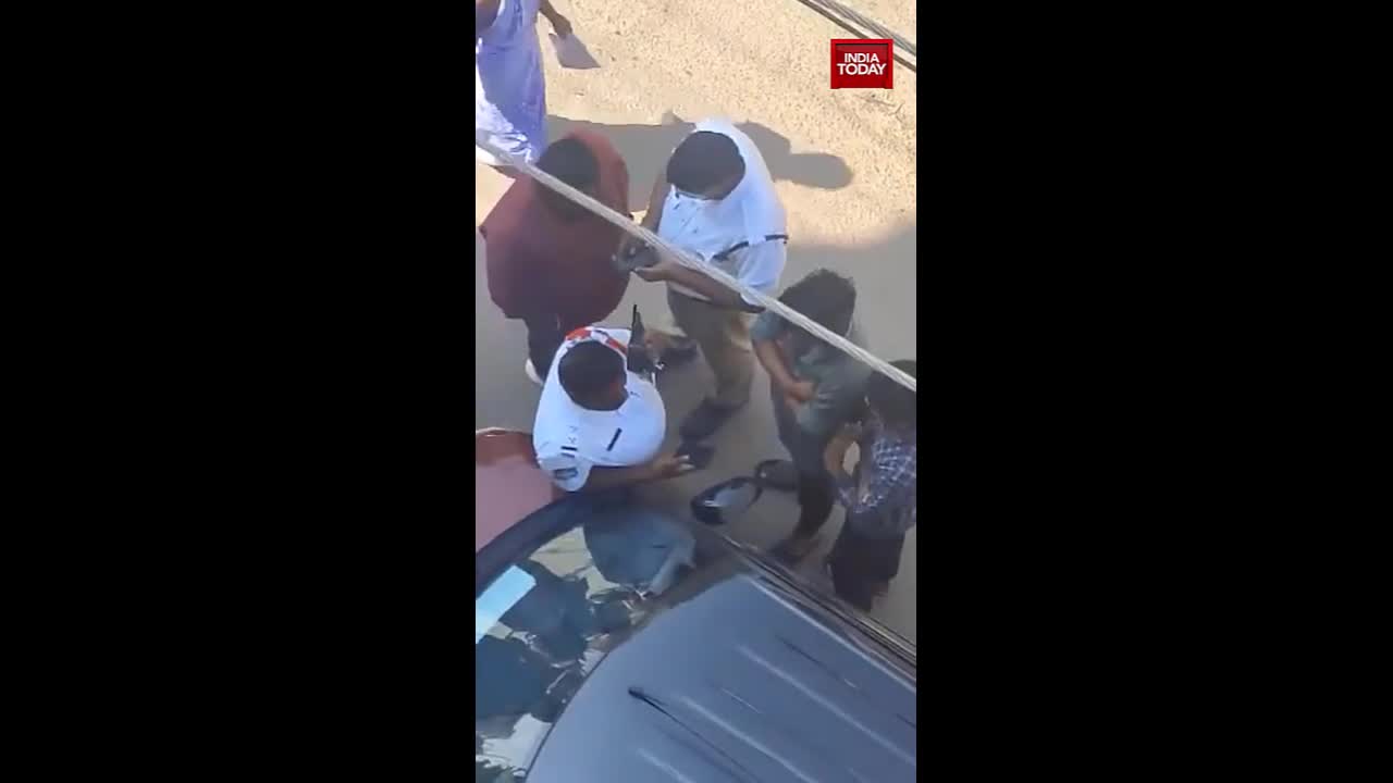 Video - Cảnh sát giao thông bị bắt quả tang nhận hối lộ từ người vi phạm