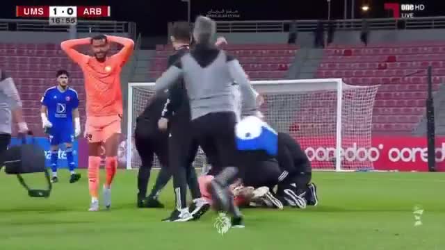 Video - Clip: Cầu thủ bất ngờ ngã gục rồi lên cơn co giật ngay trên sân