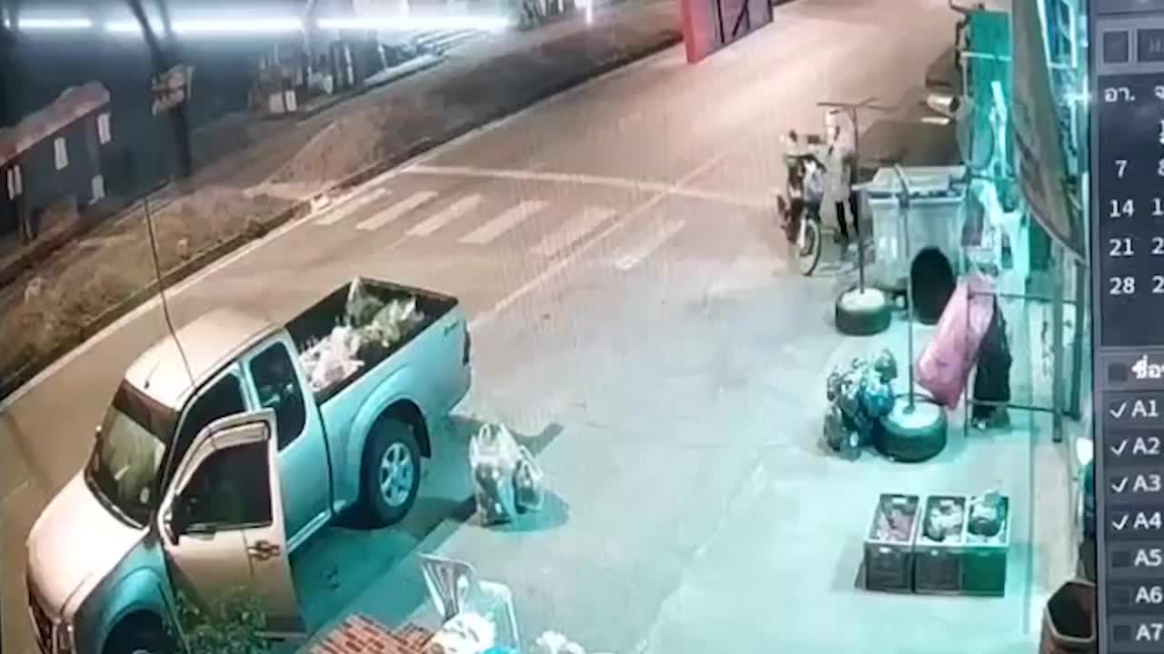 Video - Clip: Ngủ gật, tài xế tông bay xe bán tải đậu bên đường