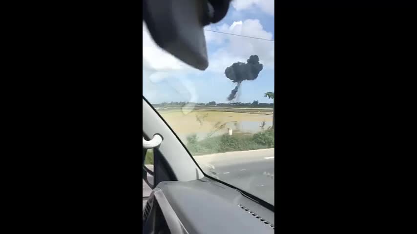 Video - Clip: Khoảnh khắc phi công nhảy dù thoát khỏi máy bay rơi ở Quảng Nam
