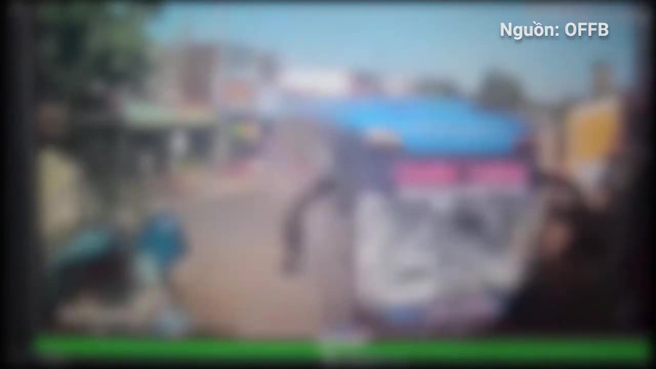 Video - Clip: Xe khách tông trực diện xe tải khiến tài xế tử vong trong cabin