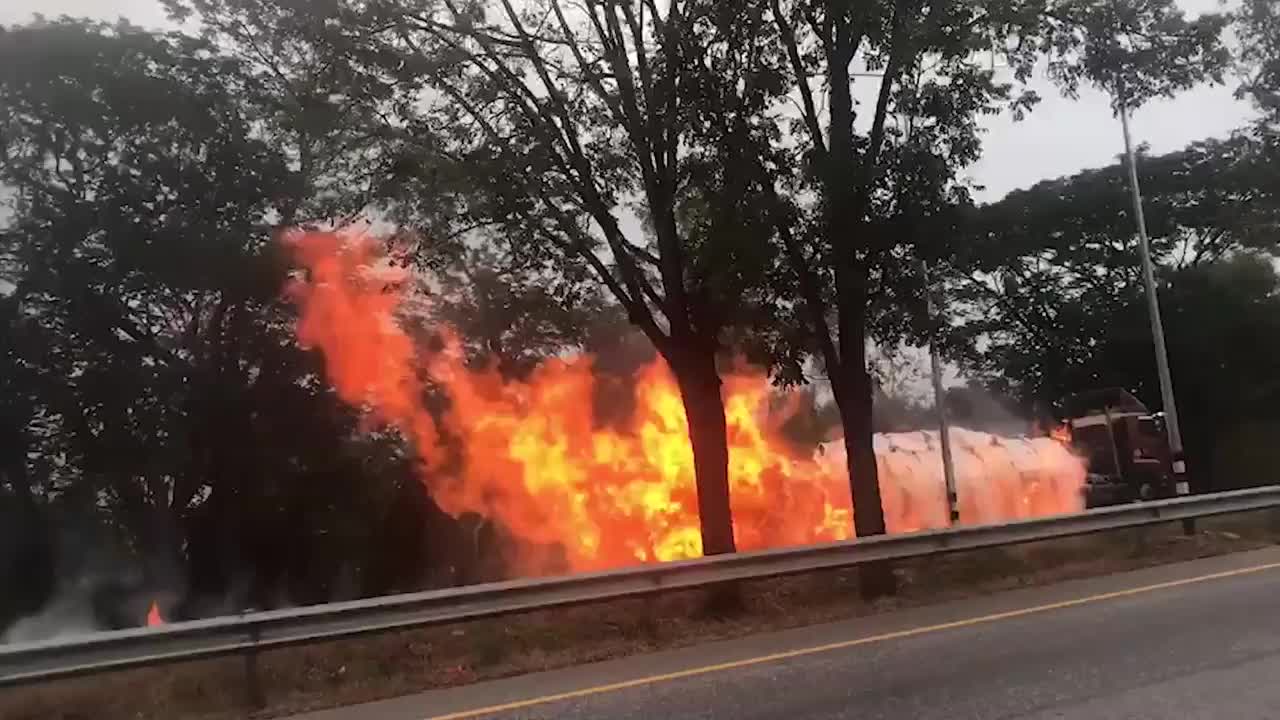Video - Clip: Xe tải chở bột sắn bốc cháy ngùn ngụt trên đường