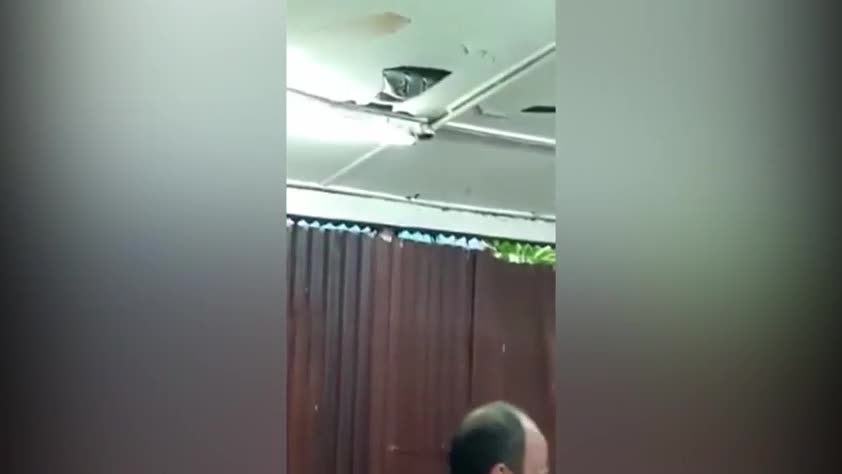 Video - Clip: Nghe tiếng động lạ, thực khách sợ hãi khi nhìn lên trần nhà
