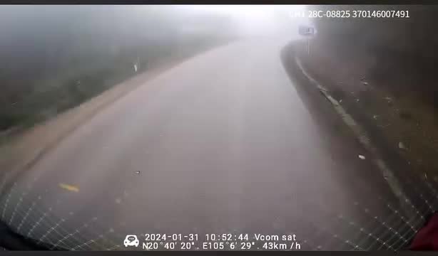 Video - Clip: Trượt ngã trên đường đèo, người đi xe máy lao thẳng vào đầu ô tô