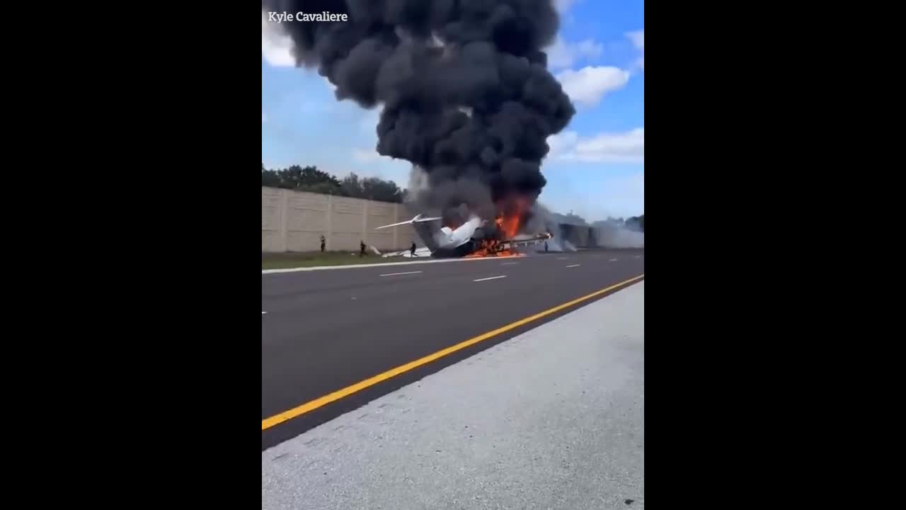 Video - Máy bay lao xuống cao tốc phát nổ, 3 người vội bỏ chạy thoát thân