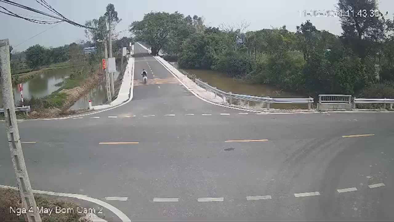 Video - Clip: Ô tô tông trúng xe máy khiến 3 người thương vong ở Nam Định