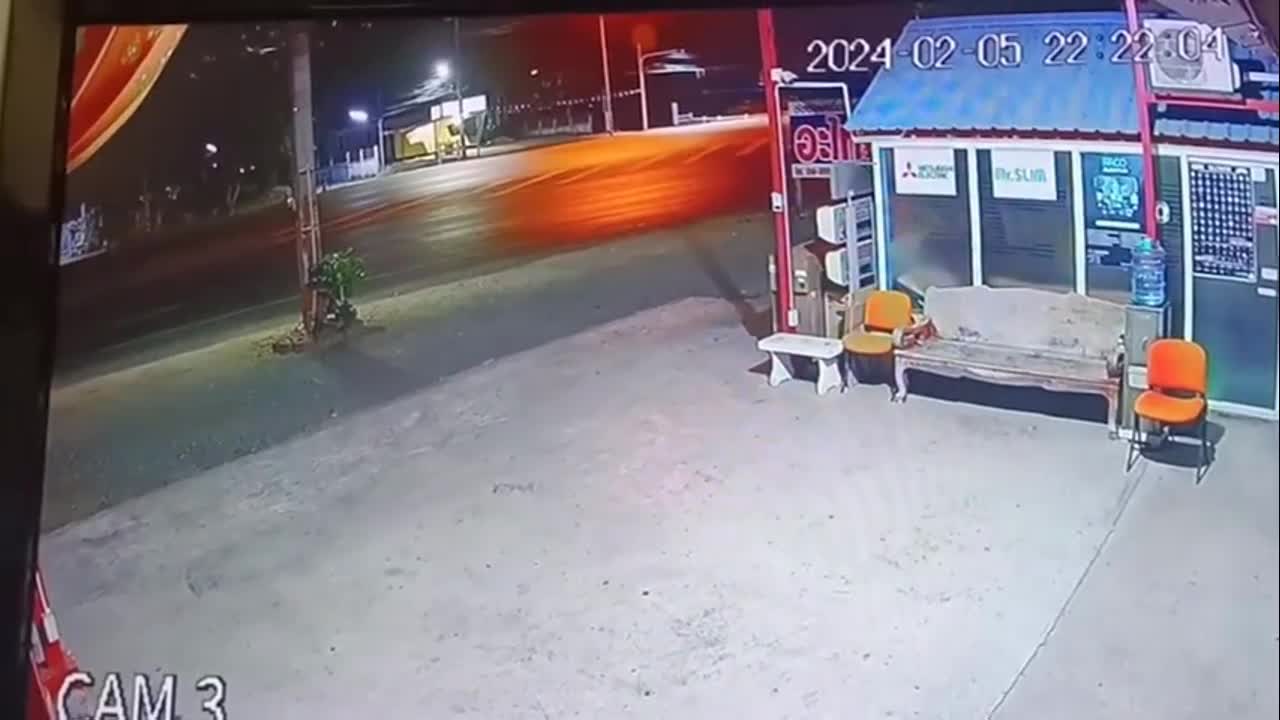 Video - Clip: Ô tô mất lái đâm sập cửa sắt, tông trúng chú chó đang nằm ngủ
