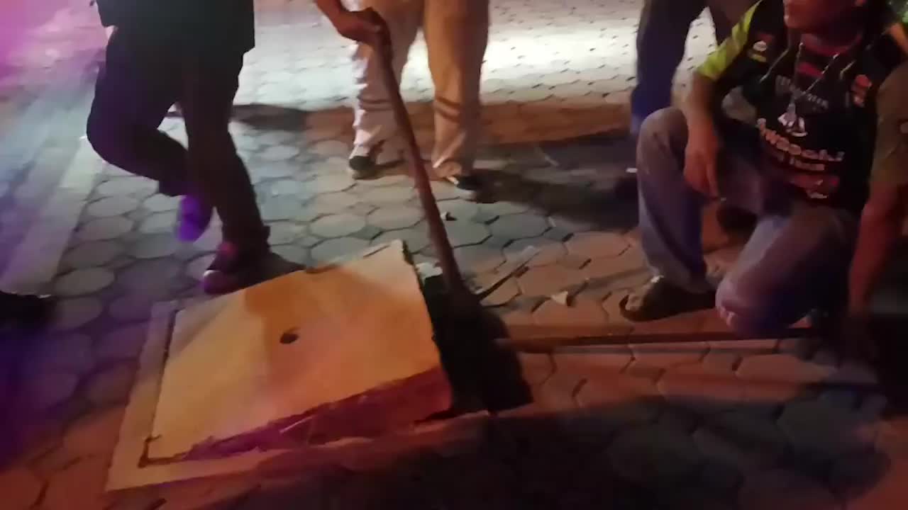 Video - Nghe tiếng động dưới cống, người phụ nữ liền báo cảnh sát và cái kết