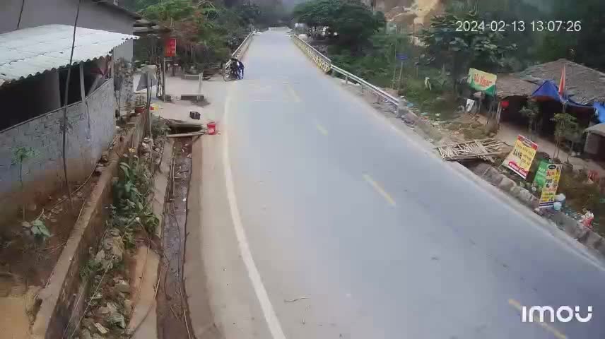 Video - Clip: Xe khách bất ngờ lật nghiêng, đâm vào lan can cầu ở Yên Bái