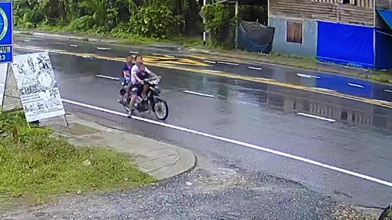Video - Clip: Vừa khởi động, xe máy bốc cháy dữ dội khiến 3 cậu bé bỏ chạy