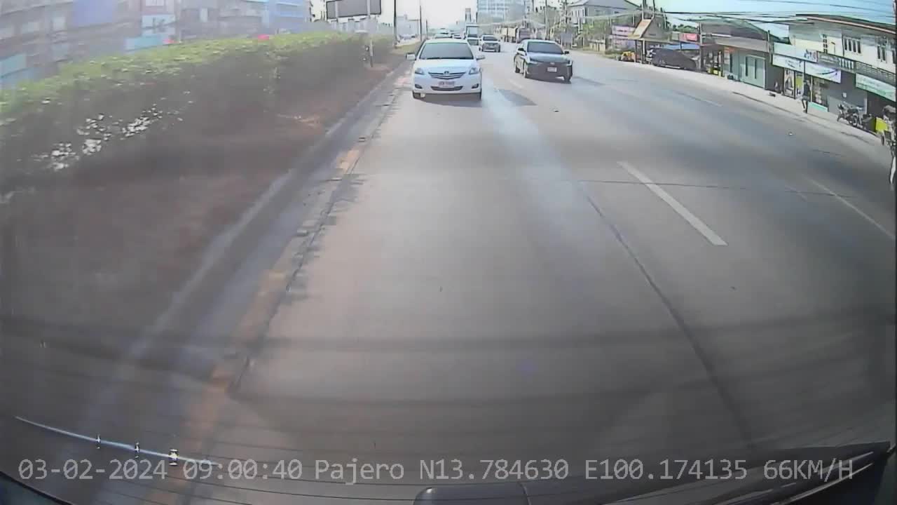 Video - Clip: Đang di chuyển, nhiều ô tô mất lái đâm loạn xạ trên đường