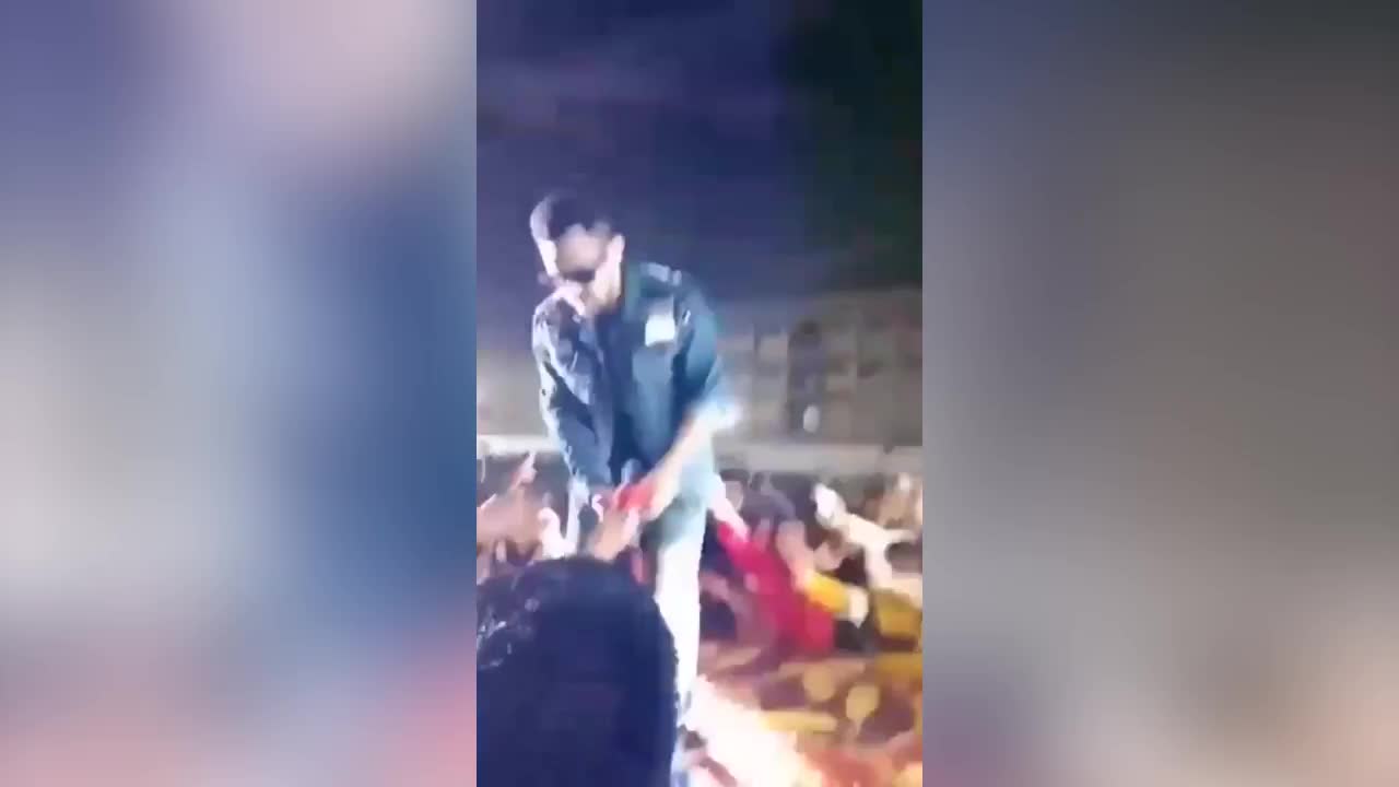 Video - Clip: Nam ca sĩ dùng micro đập vào tay người hâm mộ rồi ném điện thoại