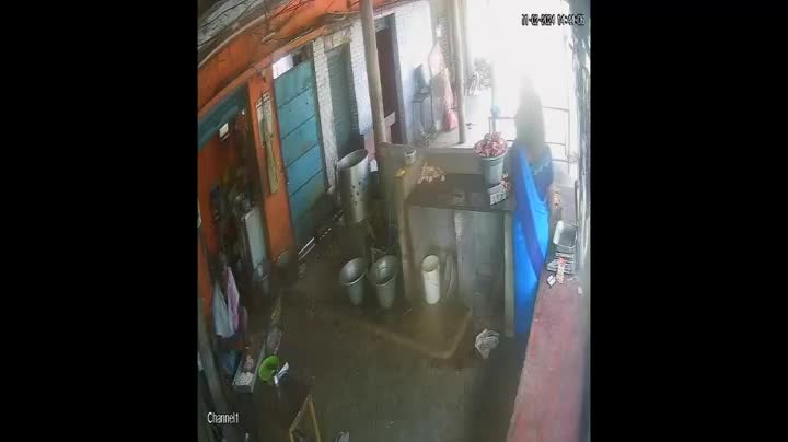 Video - Clip: Ô tô lao vào quán ăn ven đường, tông bay người phụ nữ