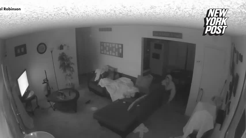 Video - Con gái phát hiện có kẻ đột nhập vào nhà, mẹ sợ hãi khi xem lại camera