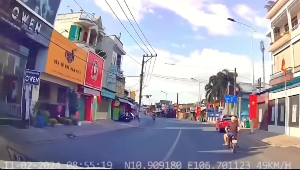 Video - Clip: Đi xe máy 'diễn xiếc' trên phố, nam thanh niên ngã sấp mặt