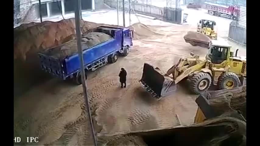 Video - Clip: Tài xế máy xúc vô tình hốt ông chủ vùi vào đống cát