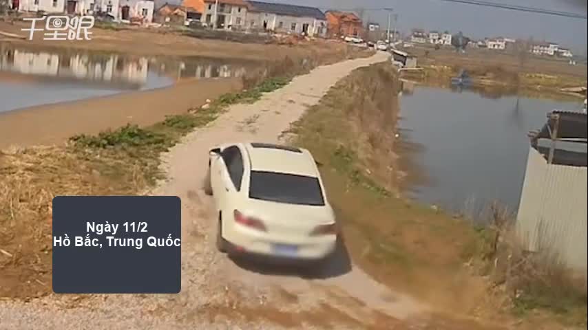 Video - Clip: Lái ô tô về nhà bố mẹ đẻ ăn Tết, nữ tài xế lao thẳng xuống sông