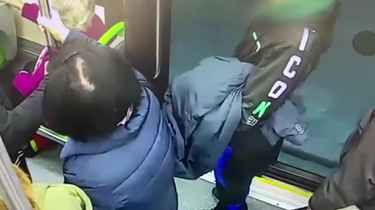 Video - Clip: Cận cảnh màn trộm ví nhanh như chớp trên xe buýt