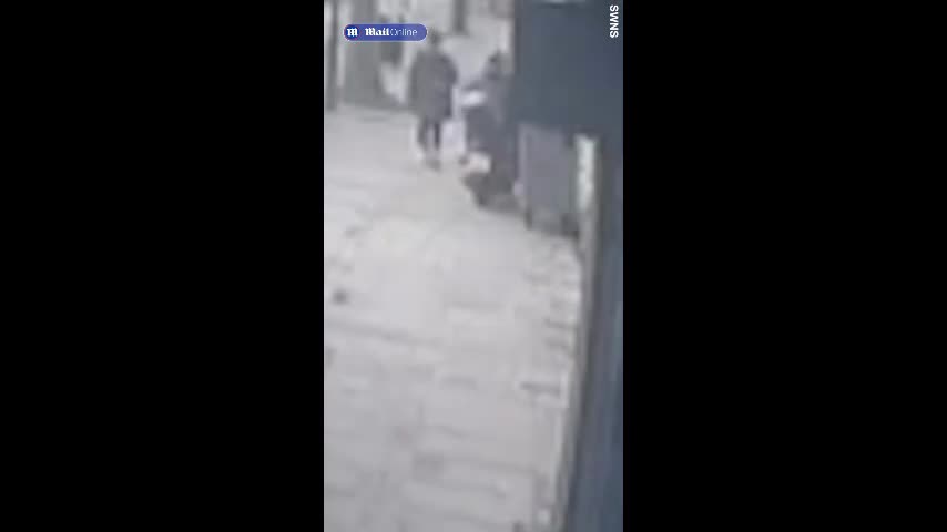 Video - Clip: Đang đi bộ trên phố, nam thanh niên bị cướp giật iPhone