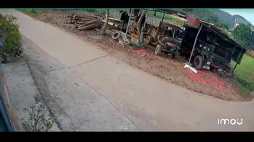 Video - Clip: Tài xế bất ngờ văng xuống đường khi xe tải đang vào cua