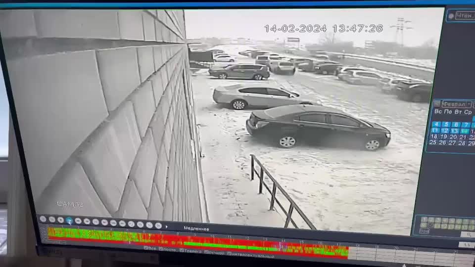 Video - Clip: Mái nhà bất ngờ đổ sập, đè trúng ô tô của nữ tài xế và cái kết