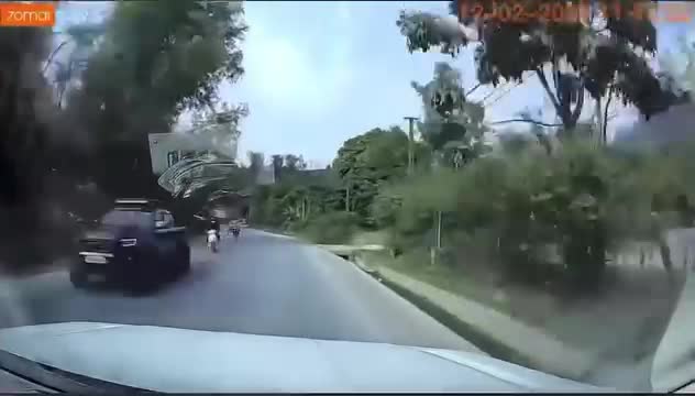 Video - Clip: Ôm cua tốc độ cao, xe máy trượt ngã lao thẳng vào đầu ô tô