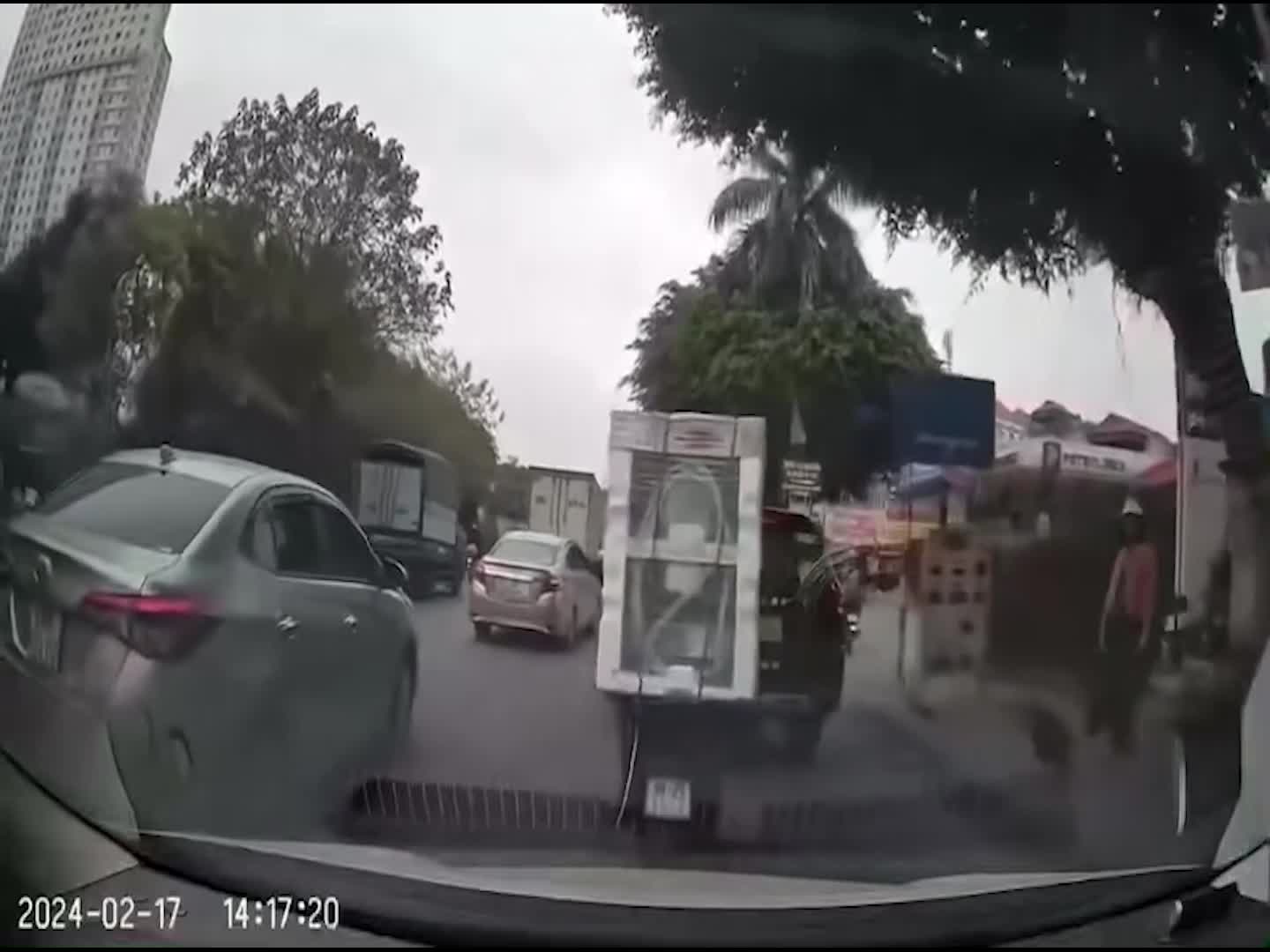 Video - Clip: Tài xế ô tô 'tung cước' đạp ngã người đi xe máy trên phố