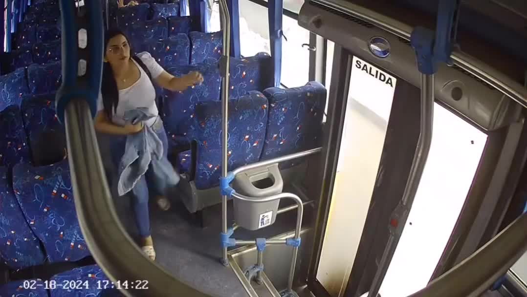 Video - Clip: Bước xuống xe buýt, người phụ nữ bị xe máy đâm văng trở lại xe