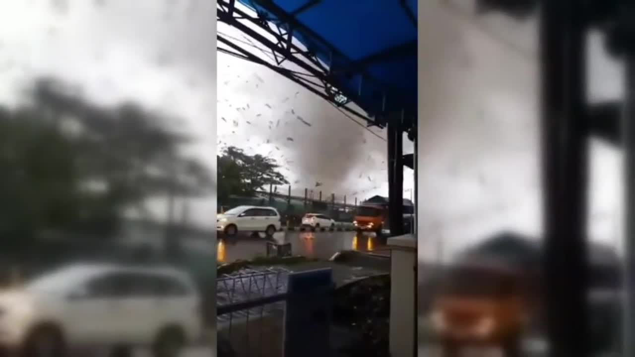 Video - Clip: Lốc xoáy kinh hoàng tấn công một thị trấn ở Indonesia