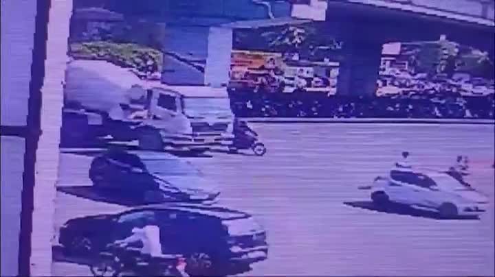 Video - Clip: Rẽ trái, xe bồn cán trúng hai người đàn ông đi xe máy