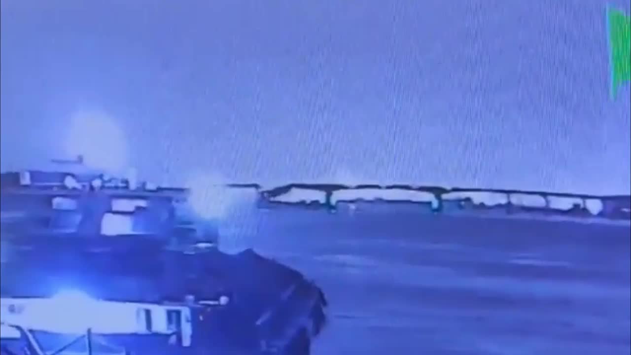 Video - Clip: Khoảnh khắc sà lan đâm sập cầu khiến nhiều xe rơi xuống sông