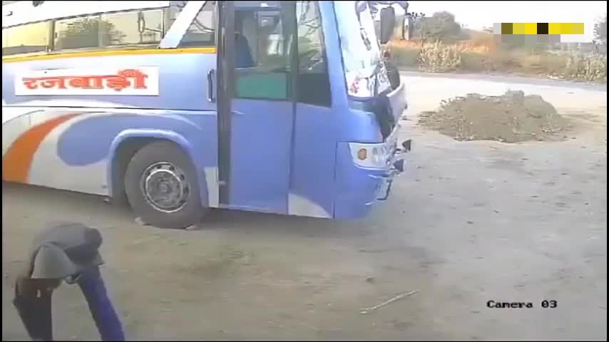 Video - Clip: Lốp xe đang bơm hơi bất ngờ phát nổ khiến tài xế xe buýt tử vong