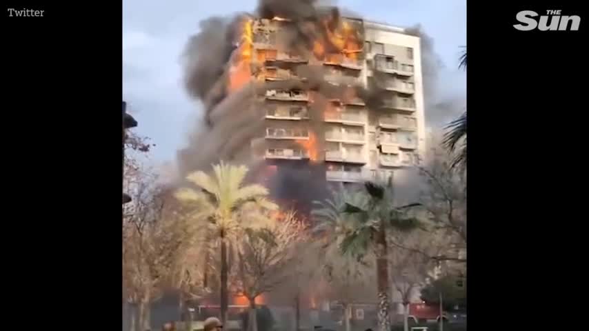 Video - Clip: Cháy lớn nhấn chìm tòa nhà 14 tầng khiến nhiều người thương vong