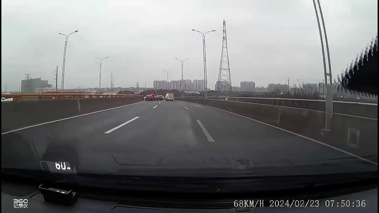Video - Clip: Ô tô mất lái đâm trúng cảnh sát giao thông trên đường cao tốc