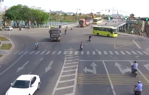 Dân sinh - Huế: Va chạm giữa xe đầu kéo với xe mô tô, người đàn ông tử vong