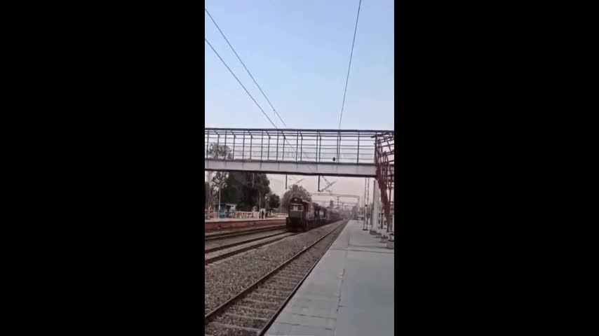 Video - Clip: Tàu hỏa 'không người lái' phóng 100 km/h trên đường ray