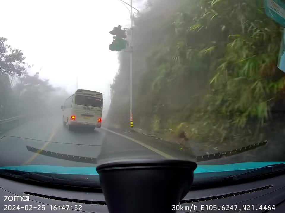 Video - Clip: Khoảnh khắc xe khách chở 29 người lao xuống vực ở Tam Đảo