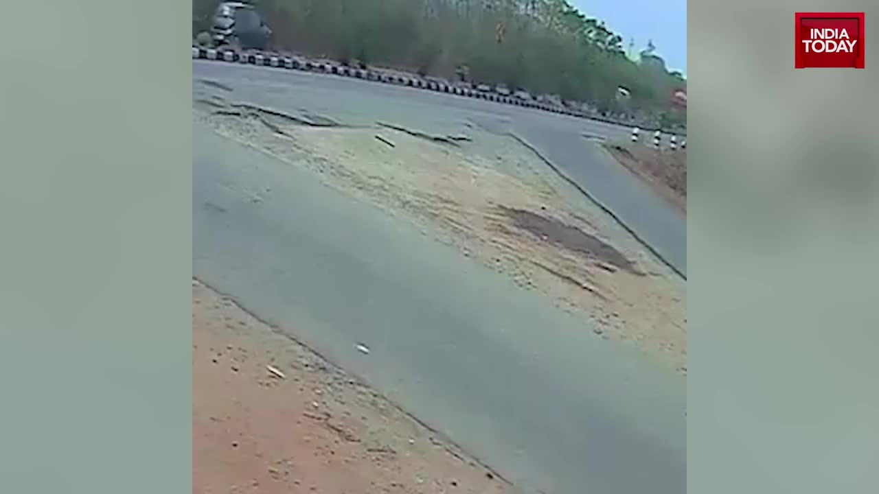 Video - Clip: Mất lái lao qua dải phân cách, ô tô bị tông văng lên không trung