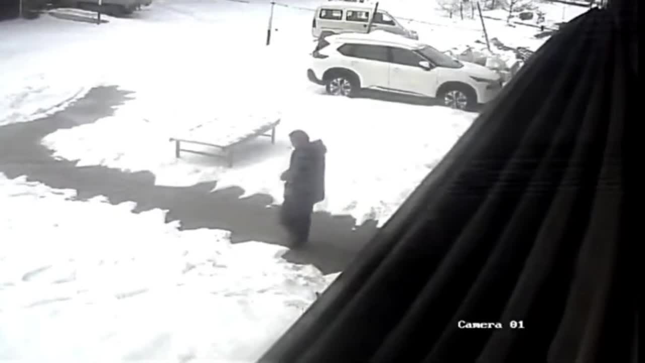 Video - Clip: Kinh hoàng người đàn ông bị các khối tuyết từ mái nhà rơi trúng
