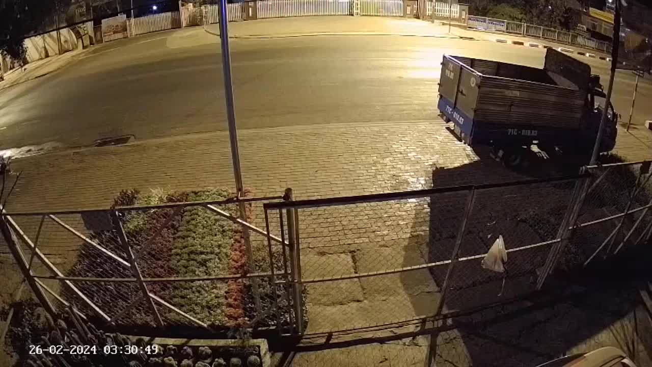 Video - Clip: Đang quét rác, nữ công nhân bị xe máy tông chấn thương sọ não