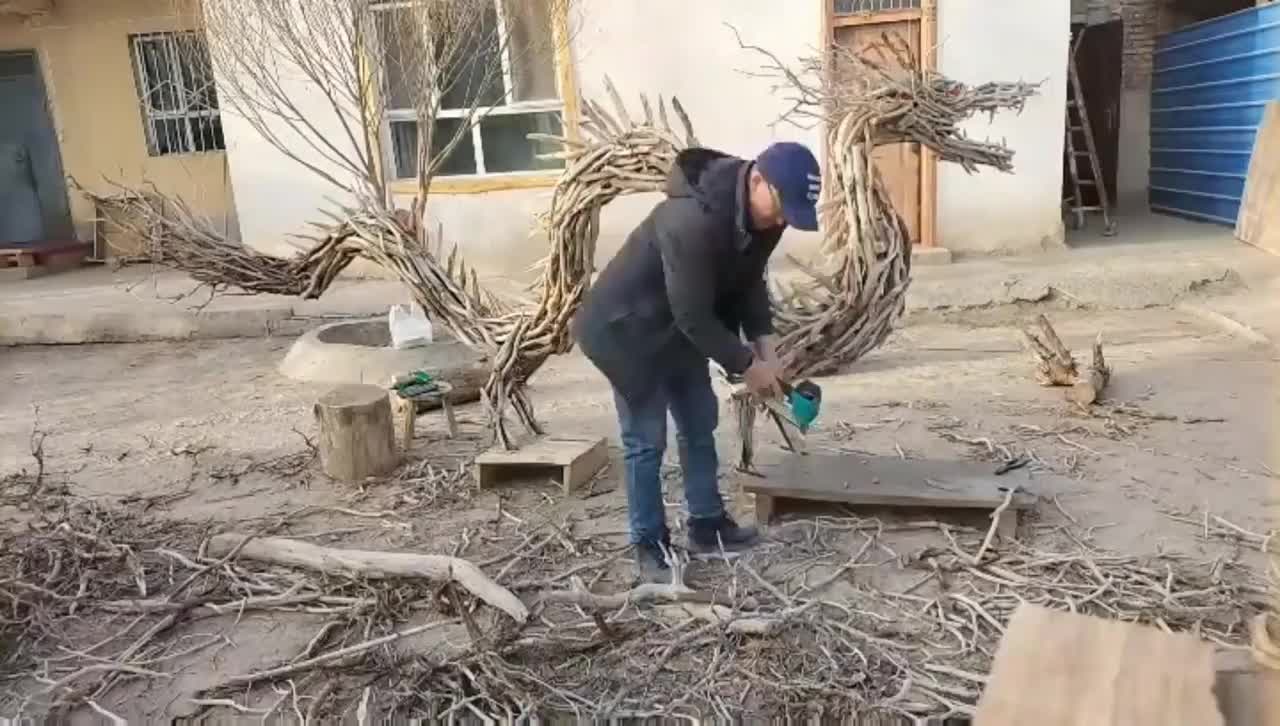 Video - Clip: Người đàn ông dùng cành cây khô tạo nên con rồng cực ấn tượng