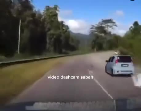 Video - Clip: Vượt ẩu ở khúc cua, ô tô lộn vòng trên không như phim hành động